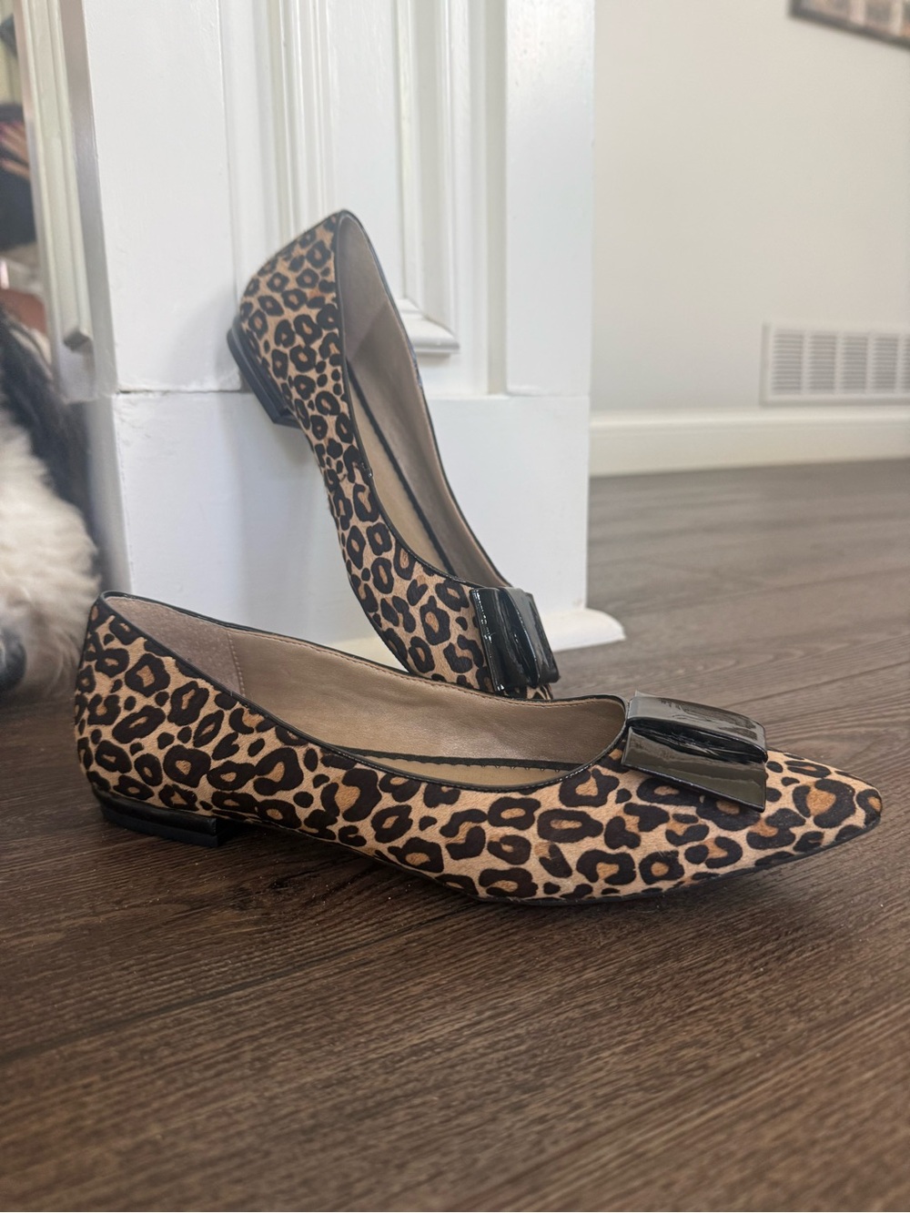 me Too NWOT Leopard Print Pointed Toe Flats with Black Patent Bow 8 - Picture 2 of 10